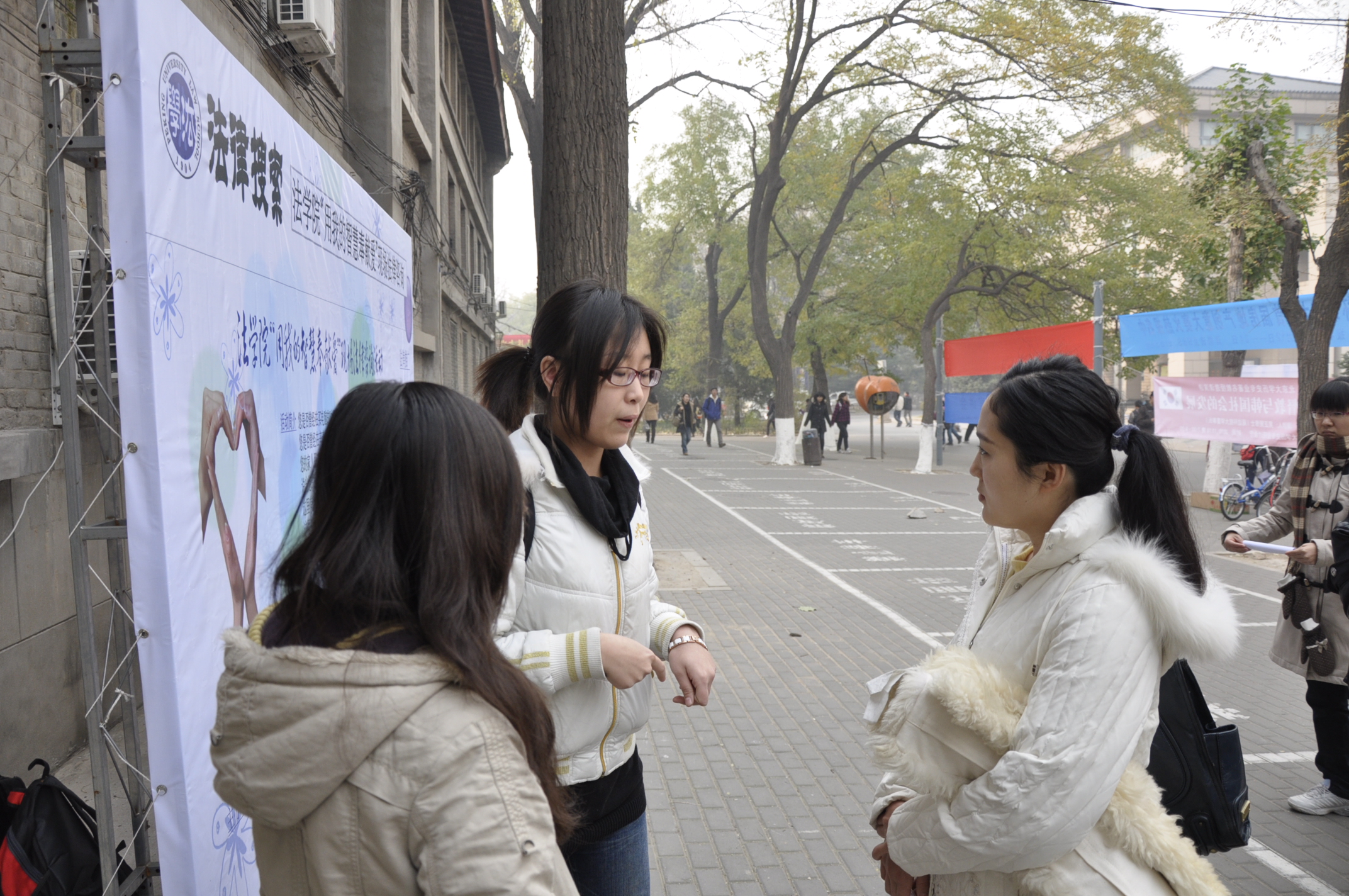 同学们在展板前为前来咨询的同学提供咨询服务